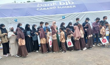 Peringati Hari Guru Nasional, HIMA PGSD UMC gandeng HIMAS Salurkan Bantuan Buku Kepada Korban Musibah Kebakaran di SD 1 Waled Desa Kab Cirebon