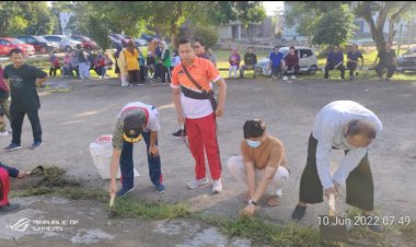 Civitas Akademika UMC Giat Jum'at Bersih