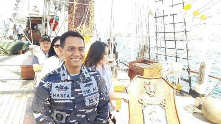 KRI Dewaruci Sandar di Pelabuhan Cirebon, Warga Antusias Sambut Hingga Berswafoto