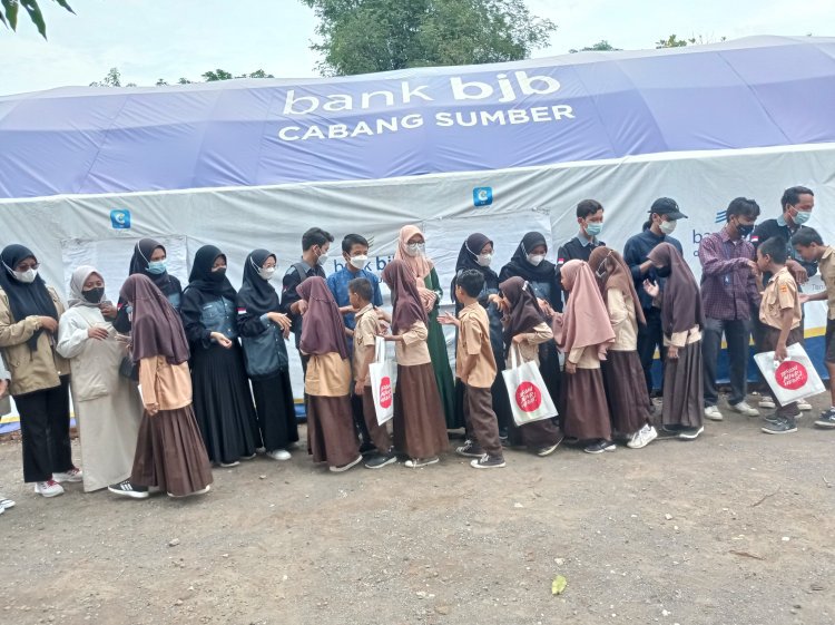 Peringati Hari Guru Nasional, HIMA PGSD UMC gandeng HIMAS Salurkan Bantuan Buku Kepada Korban Musibah Kebakaran di SD 1 Waled Desa Kab Cirebon