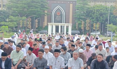 Takbir Berkumandang, Civitas Akademika UMC Sholat Idul Fitri 1444 H di Halaman Kampus 2