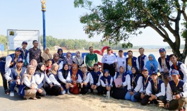 Mahasiswa KKM Kelompok 38 UMC Buat Penamaan Bendungan Sedong Gunakan Ecobrik