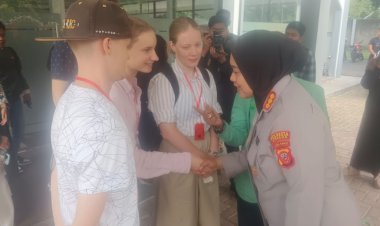 Kapolres Cirebon Sapa Mahasiswa Internasional UMC yang Berasal dari Rusia