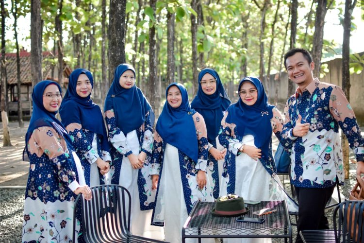 Semarak Hari Batik, Dosen PBI UMC Kenakan Batik dengan Penuh Kebanggaan