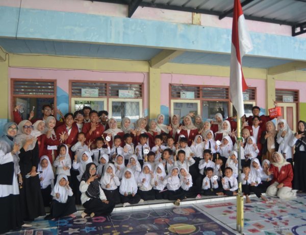 Dosen dan Mahasiswa Ilmu Komunikasi UMC Edukasi Literasi Media Digital bagi Anak Usia Dini di RA Al-Wahdah