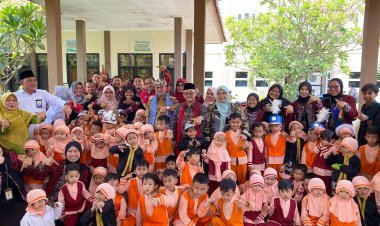Pelukan Hangat Mendikdasmen untuk Siswa TK Labschool UMC: Kelak Mereka Akan Bercerita, Pernah Dipeluk Pak Menteri
