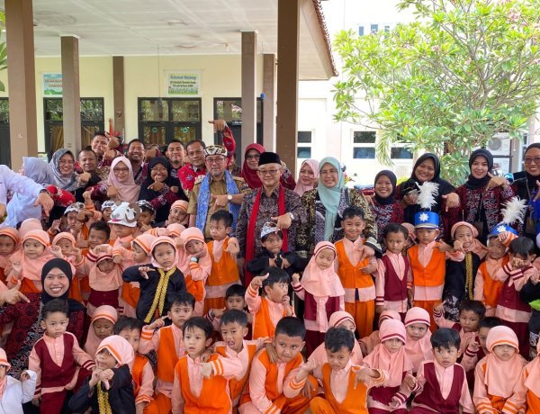 Pelukan Hangat Mendikdasmen untuk Siswa TK Labschool UMC: Kelak Mereka Akan Bercerita, Pernah Dipeluk Pak Menteri