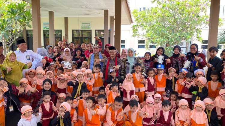 Pelukan Hangat Mendikdasmen untuk Siswa TK Labschool UMC: Kelak Mereka Akan Bercerita, Pernah Dipeluk Pak Menteri